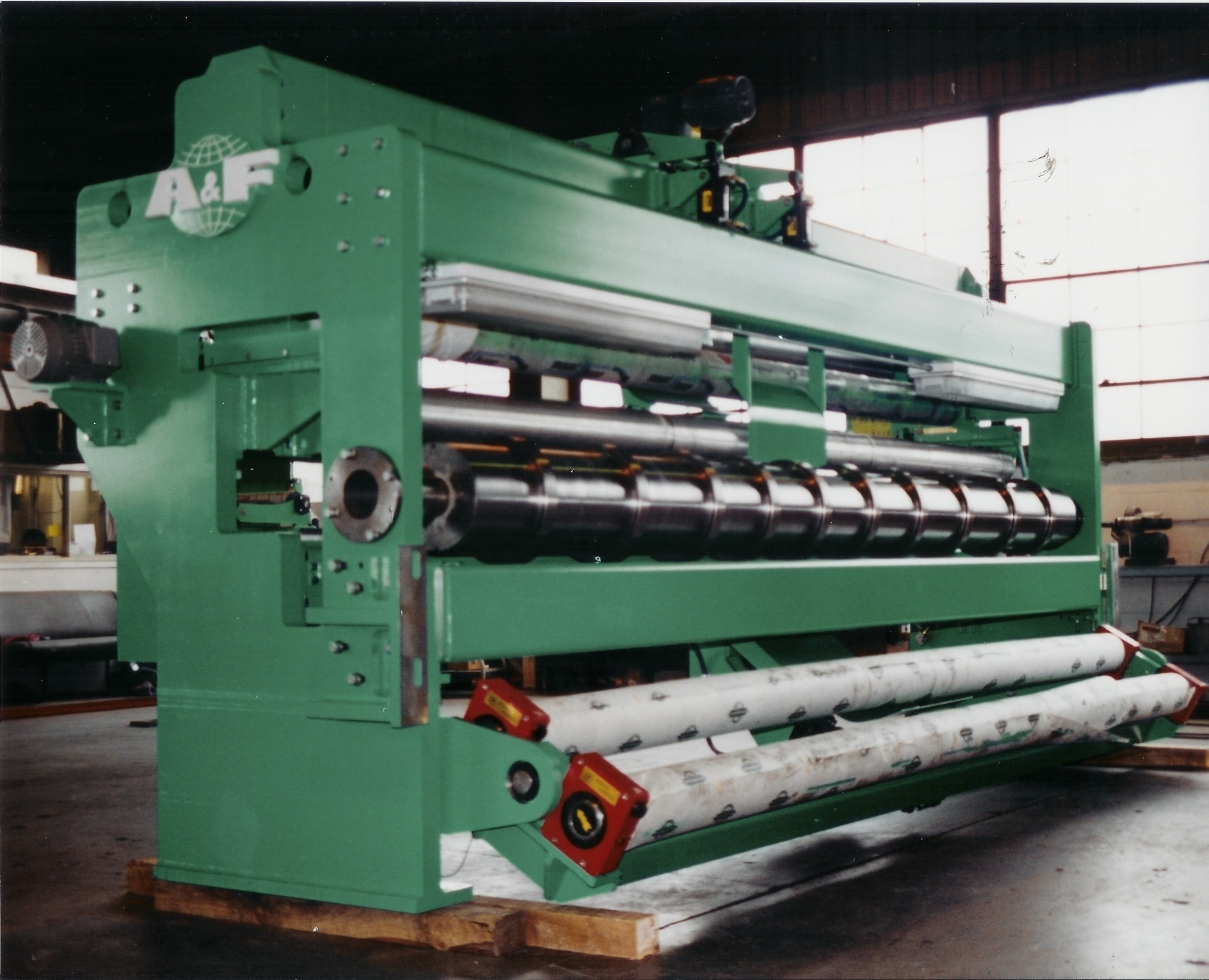 Paper slitting section for precision roll cutting in converting lines